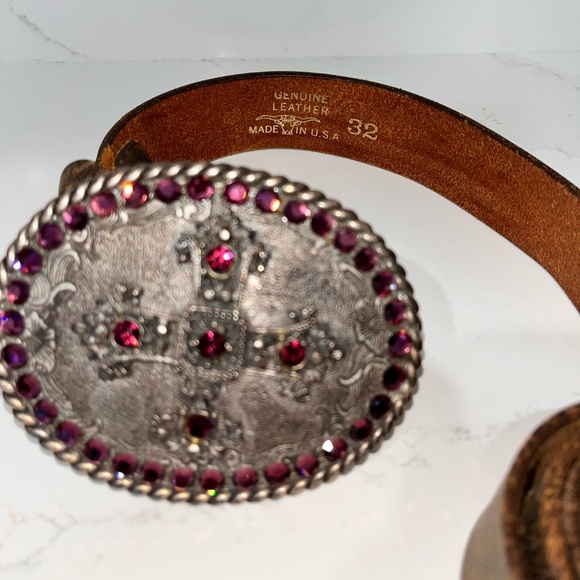 Distressed leather belt with gem buckle. - Picture 4 of 10